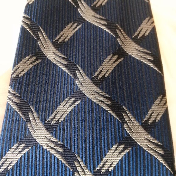 BOTTEGA VENETA Navy Silver Designer Necktie Made In Italy Luxury Tie 3.75"x56" - Picture 4 of 6